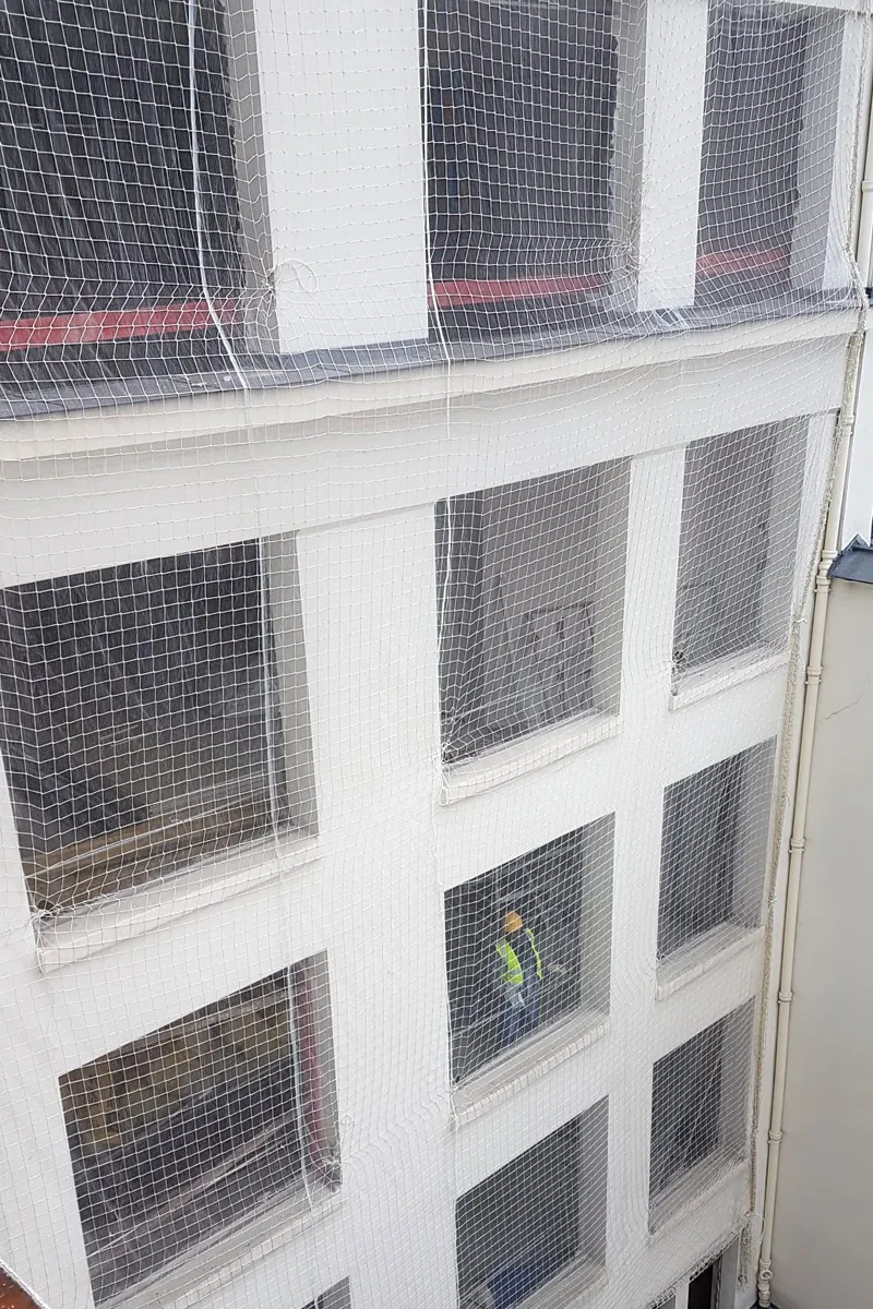 Secur'Filets installation de filets de sécurité verticaux en façade Secur'Filets installation de filets de sécurité verticaux en façade